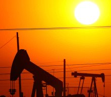 同时美元承压重挫也加大了油价的上行空间。且阿联酋表示OPEC减产不会动摇，再次推升油市多头的热情，因石油输出国组织(OPEC)和俄罗斯等非OPEC产油国实施的联合减产行动已经显著改善了供应过剩问题