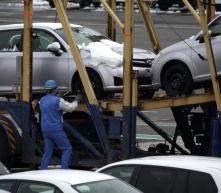 2月，制造业PMI较上月下降0.8个百分点，至47.2%，为 三年以来的最低水平，并且已连续九个月低于枯荣线；服务业PMI较上月下降0.6个百分点，至52.5%...