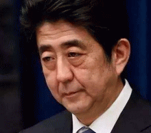 安倍晋三面临的政治困境雪上加霜，越陷越深