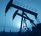 中国原油进口世界第一的地位及人民币石油期货上市，推动石油人民币结算进程