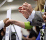 美国劳工部公布了截至9月9日当周初请失业金人数意外下降至28.4万，尽管大西洋飓风季节给数据带来了更大波动，但格外突显了就业市场的韧性。因同时公布的美国8月CPI数据也好于预期，数据公布后，美指跳升20点至92.56，黄金跳水7美元至1316.61美元/盎司。