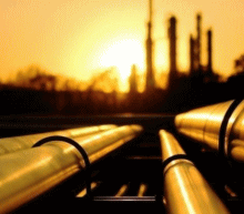 沙特油长法利赫又现身力挺油价，OPEC与美国原油产量均下滑的背景下，油价中长期上行趋势依旧完好，短期警惕回落风险。操作上，逢低做多