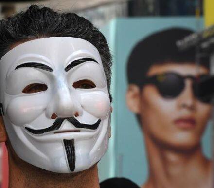 奥巴马医改失败，且面临“通俄门”调查的扩大，加上上周五美国白宫发言人意外宣布辞职，令市场更加怀疑特朗普政府能否推进税改、基建等其他重要政策。政治不确定性拖累美元指数跌至逾一年低位，令金银持续反弹