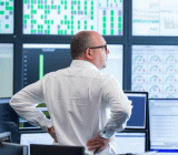 均线是我们最常见的指标，盘面上随处可见，许多人会把均线当做止损价，因为几乎所有人认为，均线就是代表着持仓成本，当价格跌回到这个位置，成本会提供支撑的，所以能起到支撑作用。那么均线是否代表着持仓成本呢？是否能够提高支撑或压力呢？这事绝大多数人都存在长期的误解