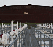 据美国能源信息署EIA官方统计，美国7月14日当周商用原油库存减少473万桶，为十五周以来的第12次下调，好于预期的降幅346.28万桶，但逊于前值的降幅760.40万桶。