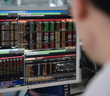  外围股市涨势放缓，内地监管层加强监管力度影响市场做多氛围，不过国内近期公布一些列数据表现靓丽，良好的经济基础有助于提振两地股市，料恒指近期维持偏强震荡