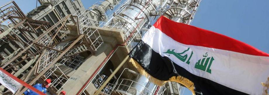 第一次世界大战前，欧洲列强争夺土属伊拉克石油的斗争十分激烈。1914年土耳其政府同意把摩苏尔和巴格达两省的石油开采权租借给土耳其石油公司。1925年伊拉克政府与该公司签订协定,准许公司于4年内在摩苏尔与巴格达省选择24块长方形土地 (每块为8平方英亩),进行勘探和开采,为期75年，开采出的石油每吨交4个金先令的石油产地使用费。1927年该公司在基尔库克发现了大油田。1929年土耳其石油公司改名为伊拉克石油公司。经过多次分赃会议,公司股份最后的持有情况是:5％属于亚美尼亚人C.S.古勒宾金，其余的95％由壳牌石油公司、英国波斯石油公司、法国石油公司及美国近东开发股份公司均分。伊拉克石油公司几乎控制了伊拉克的全部石油开采权。公司有输油管通往地中海东岸的海法、的黎波里和巴尼亚斯。