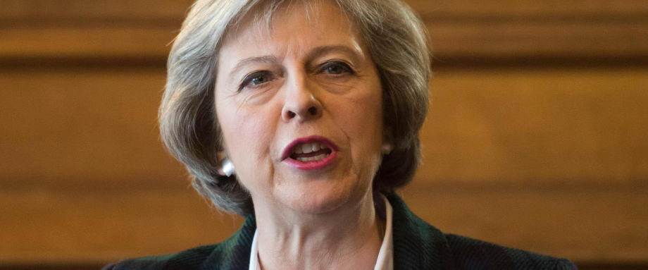 英国首相特雷莎·梅(Theresa May)周三(11月14日)获得内阁对于脱欧协议草案的支持，在此之后英镑曾短暂反弹，但周四随着多位大臣的辞职以及不信任投票的风险升温，英镑遭到大肆抛售。英镑/美元