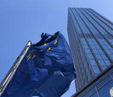 欧洲央行放弃了在欧元区经济增长失速的情况下扩大债券购买计划的明确承诺，突显其对增长越来越有信心