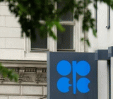 周三（7月4日）亚市早盘，油价大幅走高，扳回此前跌势。交易员们在权衡新供应充斥市场的前景，以及原油产出持续中断的影响。