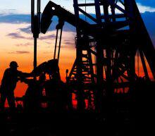 美国原油库存报告好坏参半，不过美联储政策声明加强了12月加息可能，这令美元走强从而打压油价，尽管明年存在供应受阻的潜在风险，但OPEC的减产依旧可能延长至明年年内，原油库存的下降恐将令市场收紧，建议逢低做多