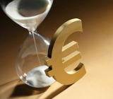 截至6月28日，欧元兑美元下跌3.64%，英镑兑美元下跌3.04%。欧元表现不佳首先是源于欧元区内部的分裂风险。意大利自3月大选后一直处于无序混乱的执政状态