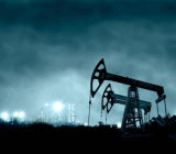 因美国经济数据表现强劲，且美联储(FED)如期宣布按兵不动，同时暗示12月仍可能加息，提振美元兑一篮子货币持稳在逾三个月高位附近，现货黄金短线震荡。眼下,投资者正