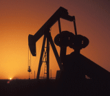 Quilvest投资管理投资委员会成员Bob Parker称，尽管IEA月报显示OPEC的6月产量意外增加可能会推迟原油市场的再平衡，但有四大理由表明，美油重回50美元上方可能性很大。