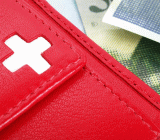 瑞士央行可能得等上数年时间才能开始缩减庞大的外汇储备，担心现在动手可能导致瑞郎再度升值并损及出口商。在可以安全无虞地出售外汇储备之前，首先得确保出口驱动的瑞士经济已经站稳脚跟，这使得瑞士央行在开始撤回宽松货币政策的央行队列中只能排在后面。