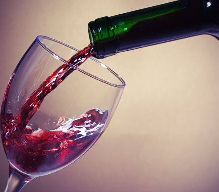 今早，白宫发表声明称美国白宫国家经济委员会主任科恩预计会在数周内离职，消息公布后，美元再度下跌，金银价格跳涨；另外朝方明确表达了朝鲜半岛无核化的意愿，并有意与美国展开对话