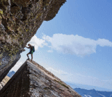 全球央行表态集体反转，秋季三大央行政策会议持续成为焦点。而在这场风暴来临之前，一群投资者已提前采取行动应对市场可能出现的毁灭性崩盘，“新债王”冈拉克也是其中一员