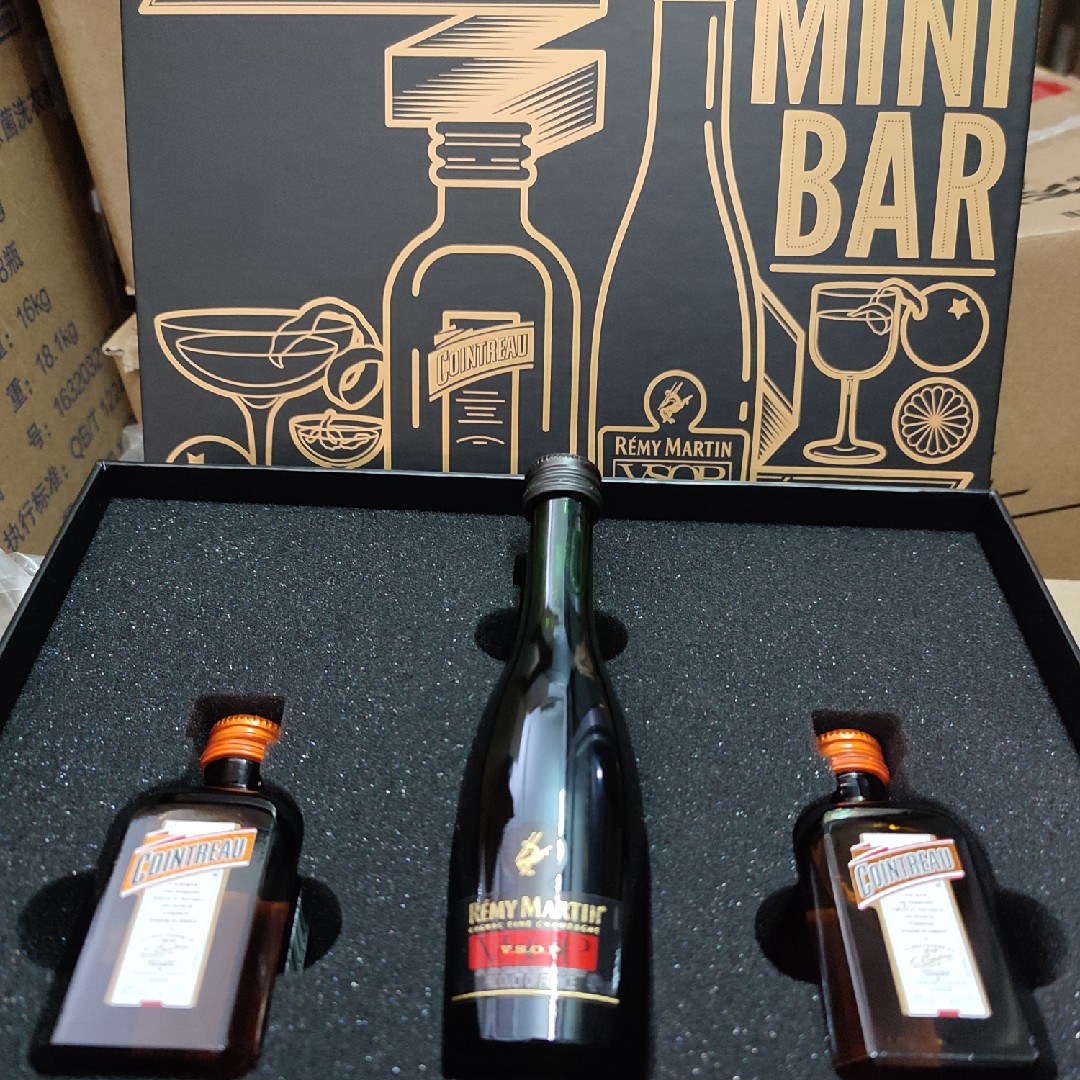 Small wine version gift box set of people MV Tsai a bottle of Junity Two bottles for 50ML a total of three bottles