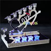 Один -ключ в шампанской башне свече