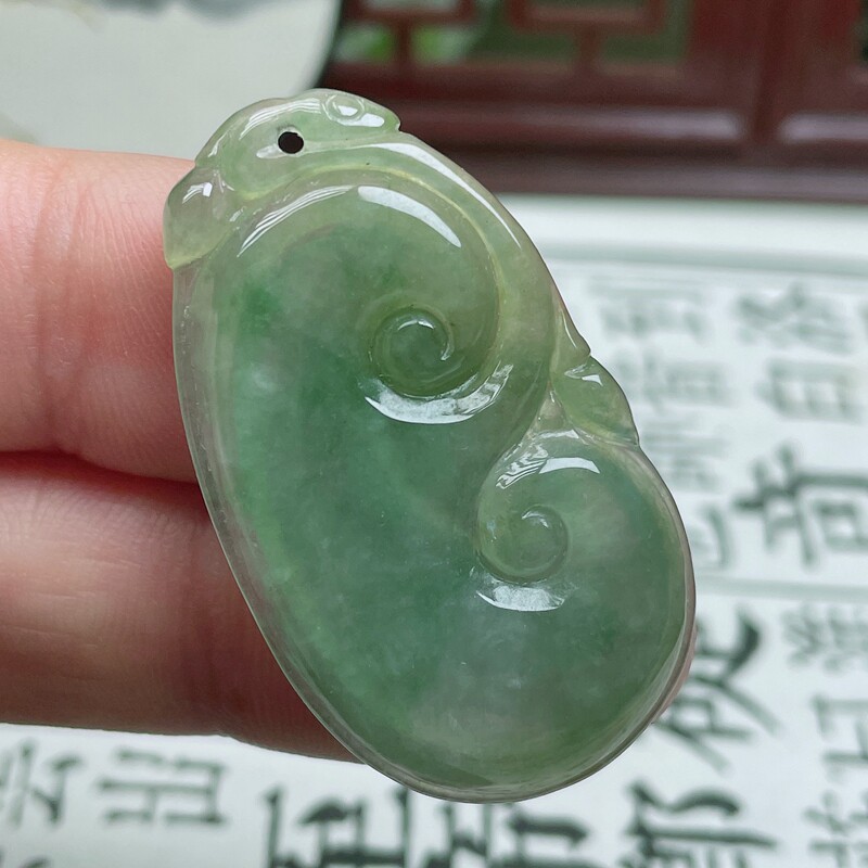 Auction of Burmese Natural Old-Grown Jadeite Full-Color Green Ruyi Pendant, 6.16 Grams