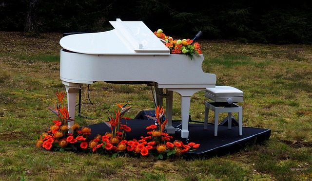 how many keys are on a standard piano