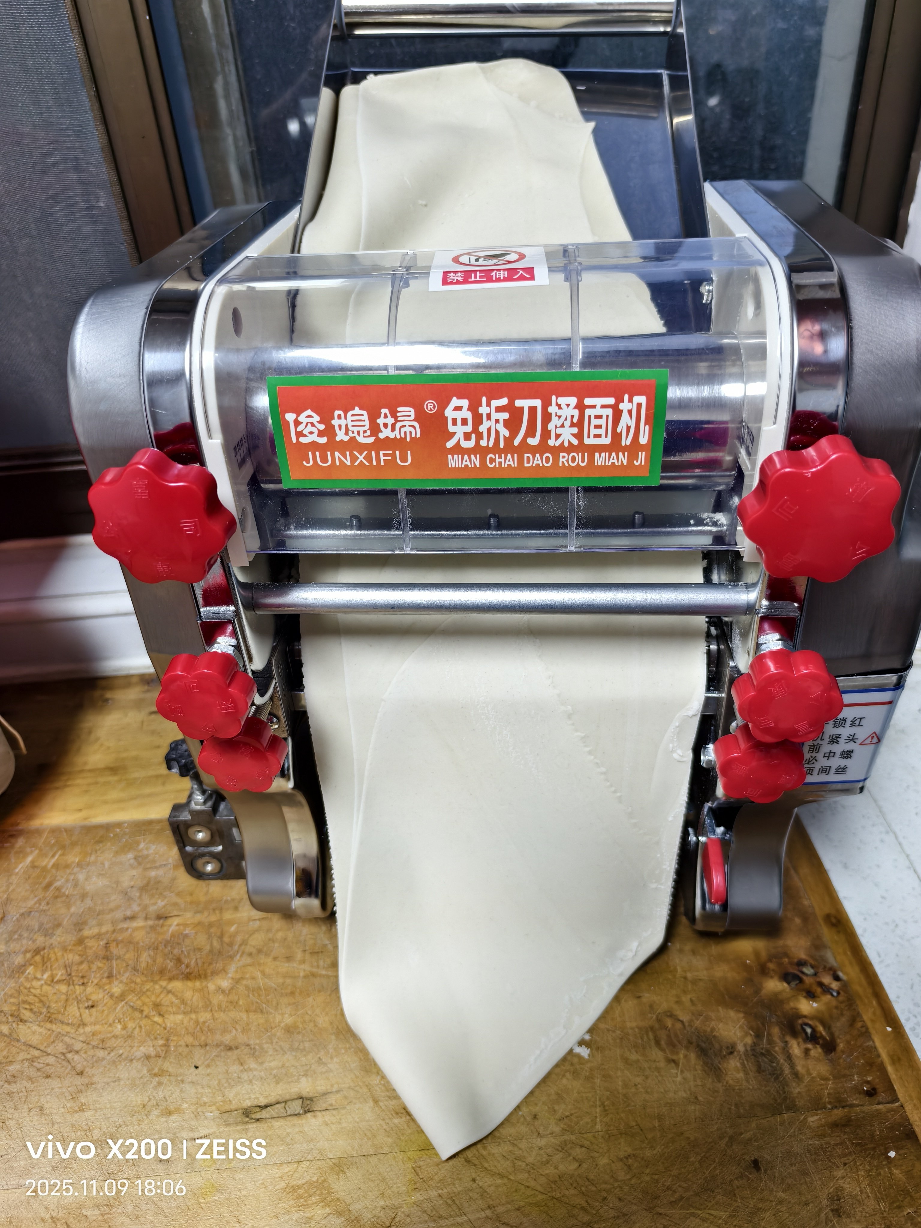 俊媳妇不锈钢揉面機　ステンレス電動生地伸ばし機 俊媳妇不锈钢揉面機 ステンレス電動生地伸ばし機