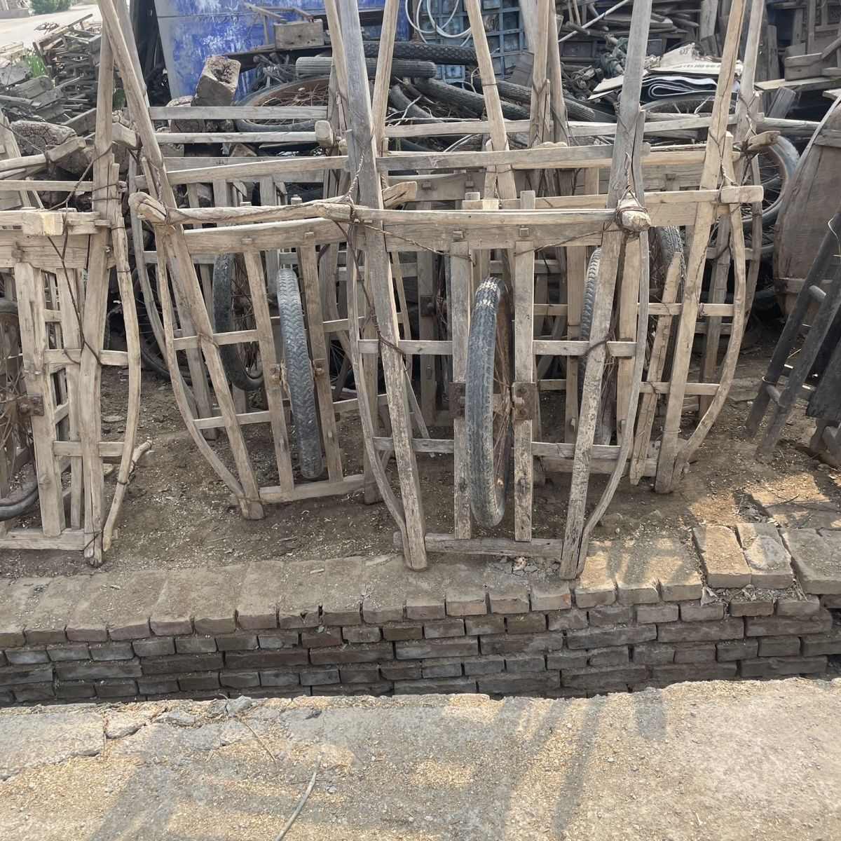 亲子互动新体验：仿古木质独轮车手推车，户外拓展团建活动必备神器！‍♂️
