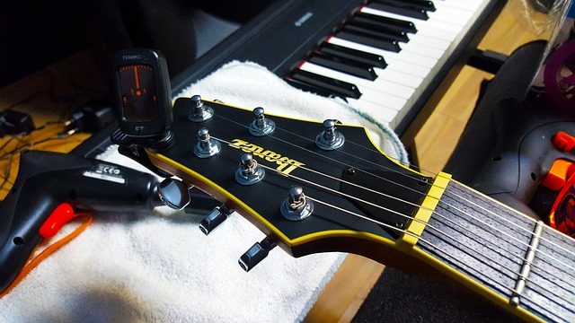 who invented electric guitar