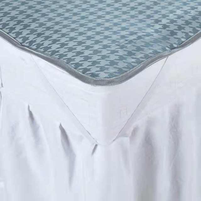 Beauty mat thickened jacquard washable physiotherapy massage salon special massage sheet ice silk mat with holes