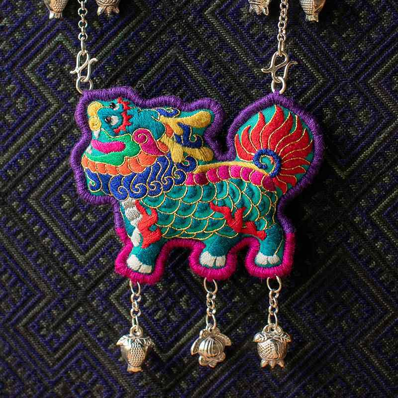 王氏が手作りした麒麟の長寿の鍵ネックレス。999スターリングシルバー製、手刺繍入り。新生児の生後1ヶ月のお祝いや、女性向けの結婚祝いのペンダントとしても最適です。