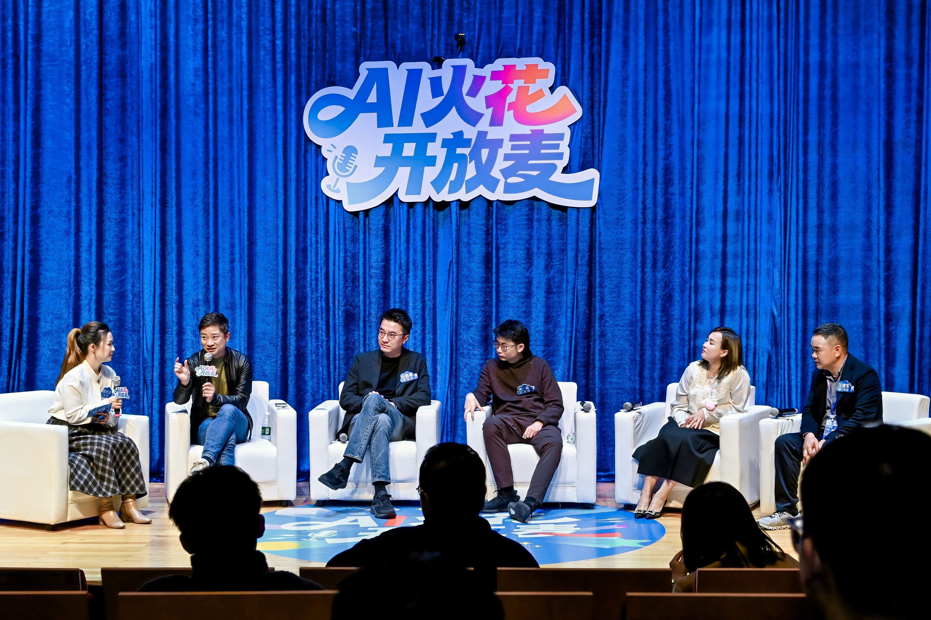 中国的AI应用创业者正在换道领跑｜ AI火花开放麦