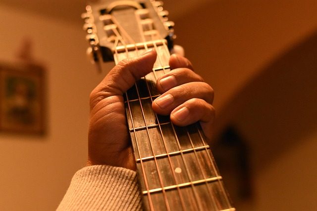 how does an electric guitar work