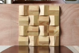 Диффузионная доска из бревенчатых блоков, треугольная фоновая стена из мозаики из цельного дерева из каучукового дерева, может использоваться в качестве декоративной фоновой стены.