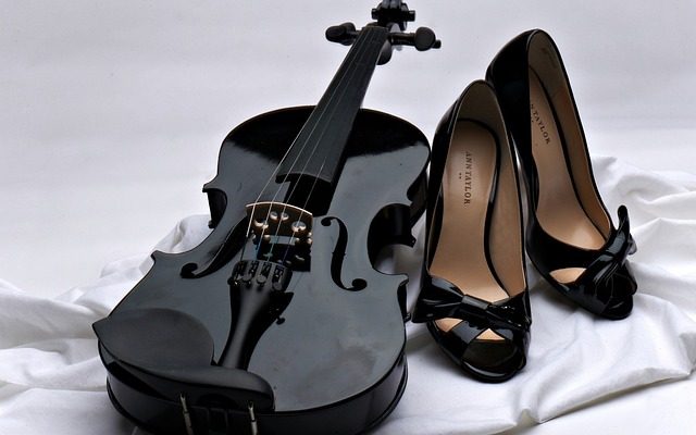 how many strad violins are there