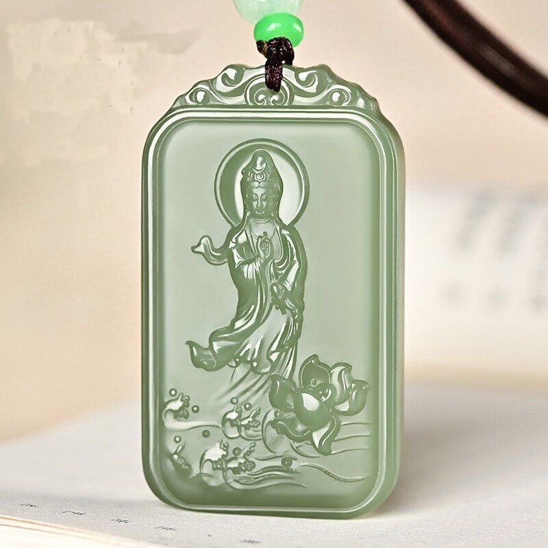 Lose one piece a day, leaking lake water green Guanyin Bodhisattva, oily and delicate pendant jade brand famous works