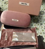 Miu Miu Miu Glasses Box Солнцезащитные очки коробка солнцезащитные очки поляризованная зеркальная коробка бархатная ткань Flip Box