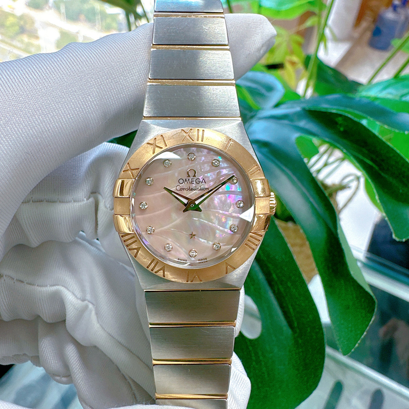 Direct Purchase Price: 98% New Omega, Retail Price 42,600, Constellation Series, Two-Tone Quartz Wave Pattern Women's Wristwatch Direct Purchase Price: 98% New Omega, Retail Price 42,600, Constellation Series, Two-Tone Quartz Wave Pattern Women's Wristwatch