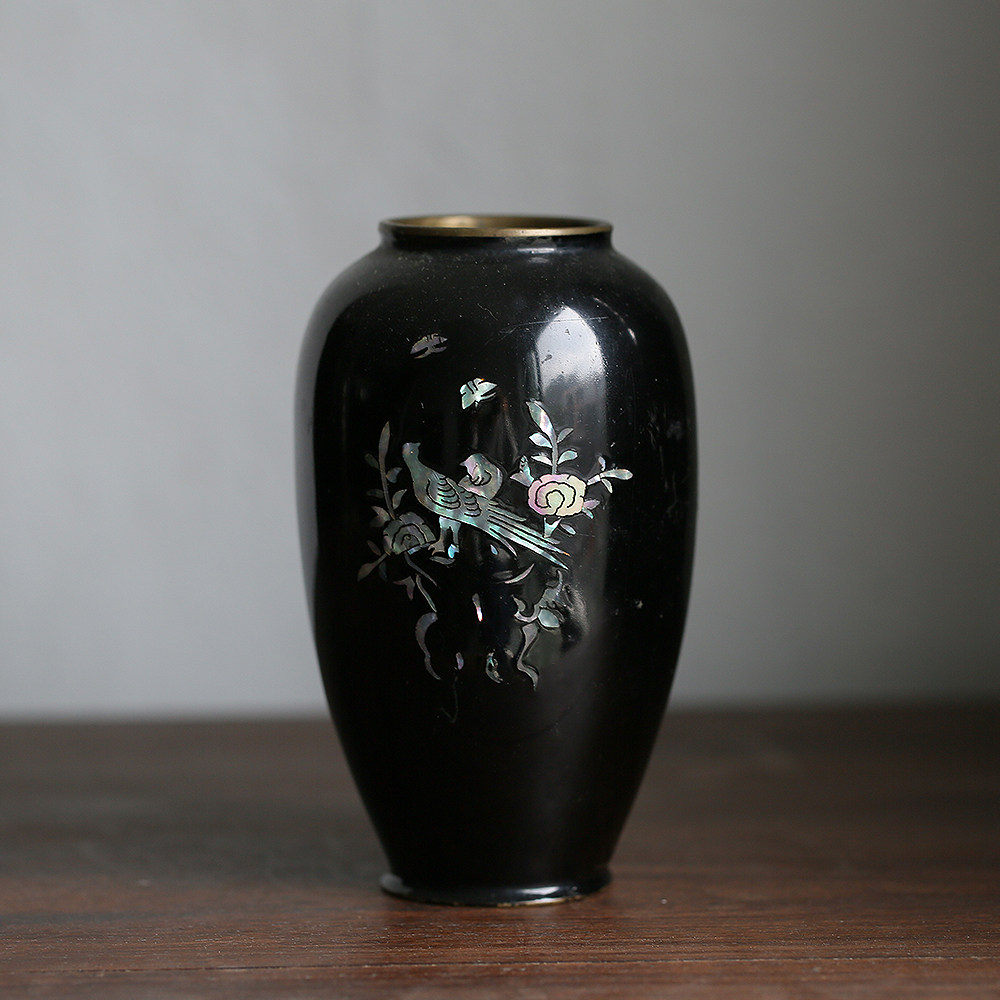 The old Japanese family has hidden double happiness. The big lacquered snail tin copper bottle is well preserved.