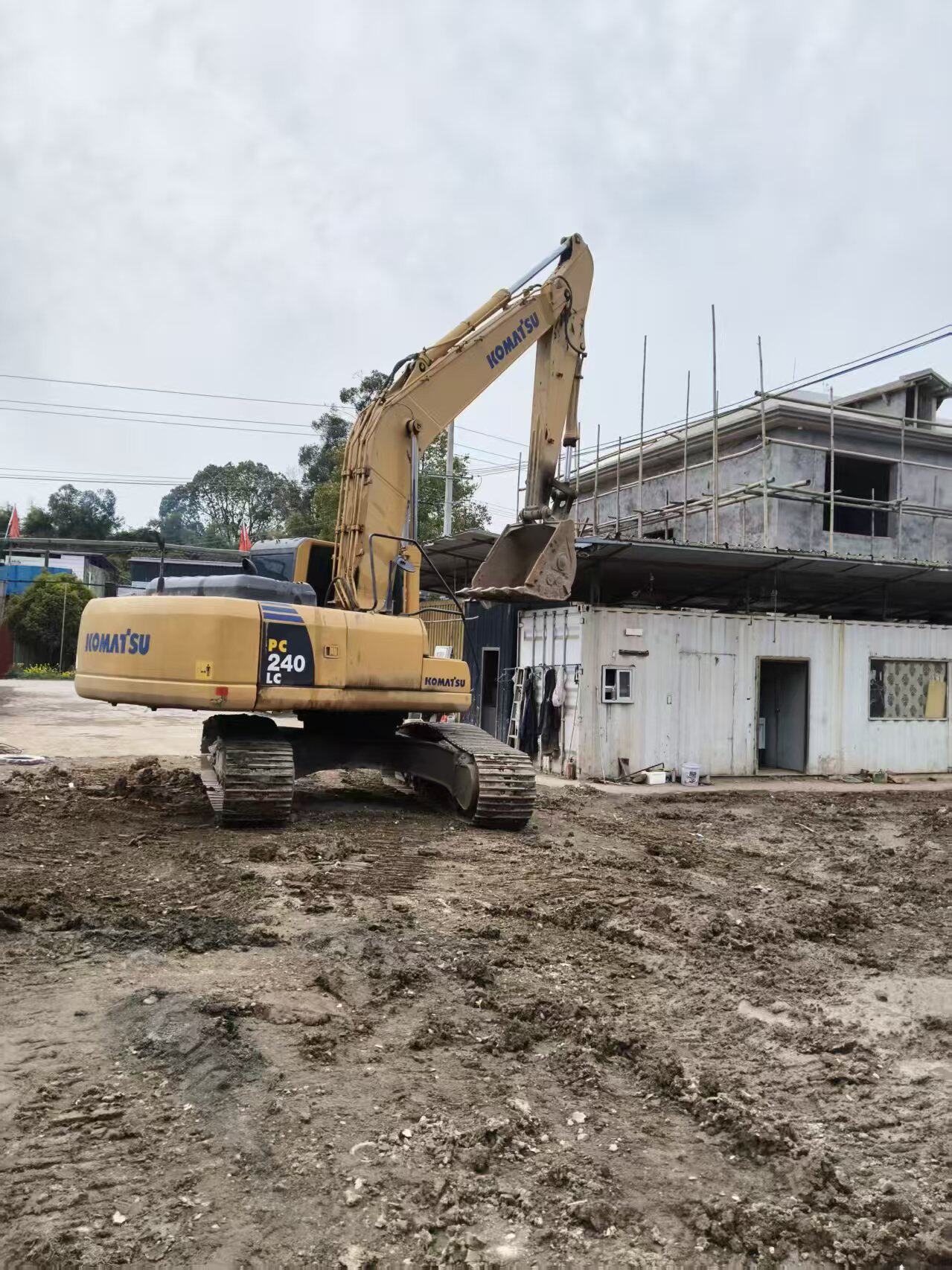 3月31日成都小松牌220-8型履带式液压挖掘机一台网络拍卖公告