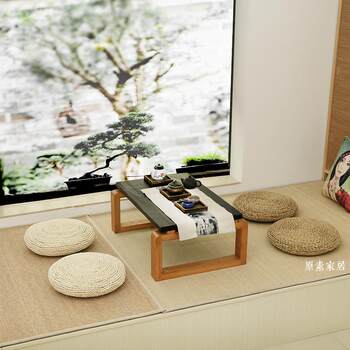 Futon cushion on the floor, tatami, japanese-style straw mat, mugwort mat, bay window, sitting on the floor, meditating and playing maple