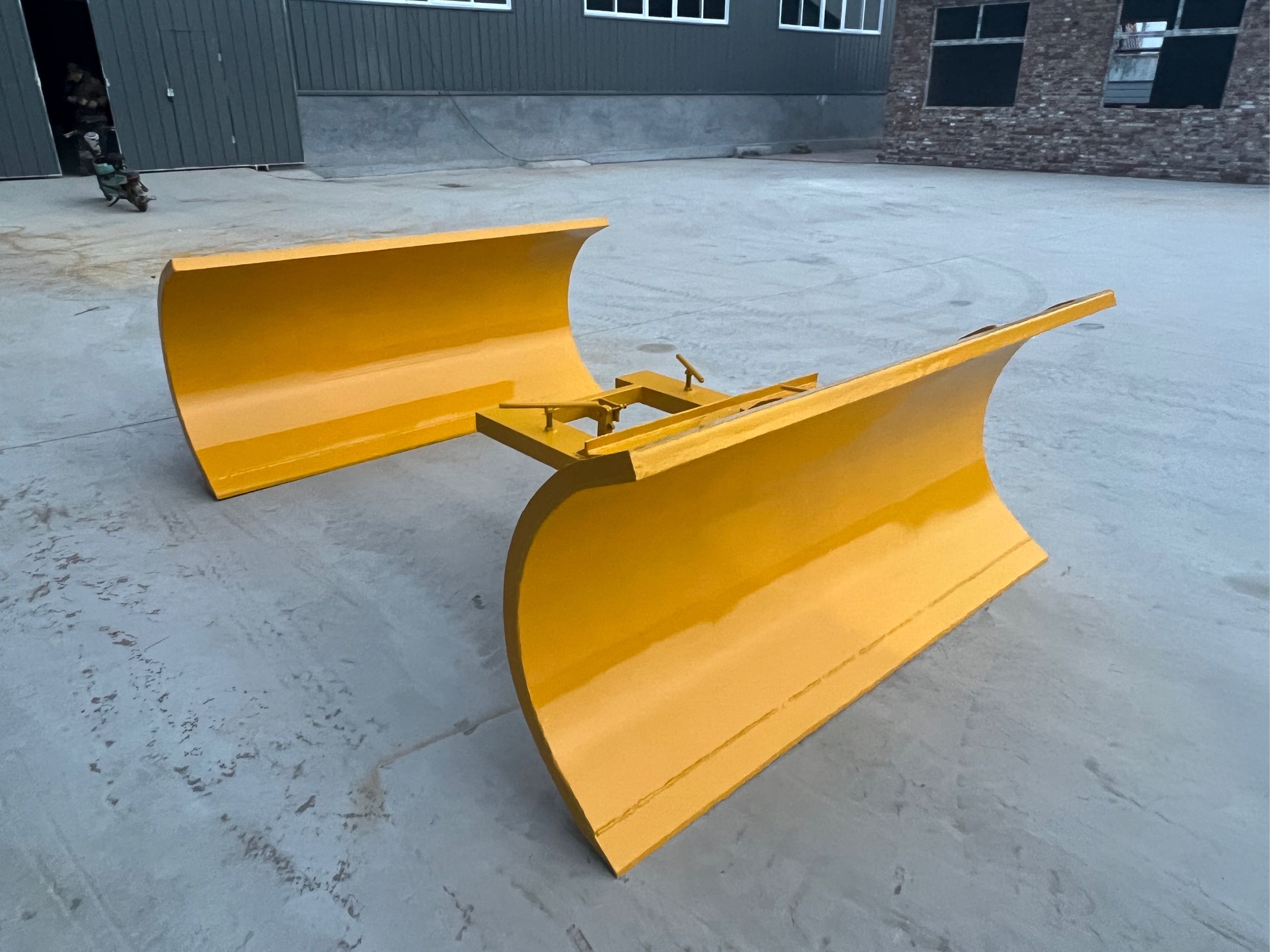 冬日变身:叉车推雪铲、简单完毕积雪!