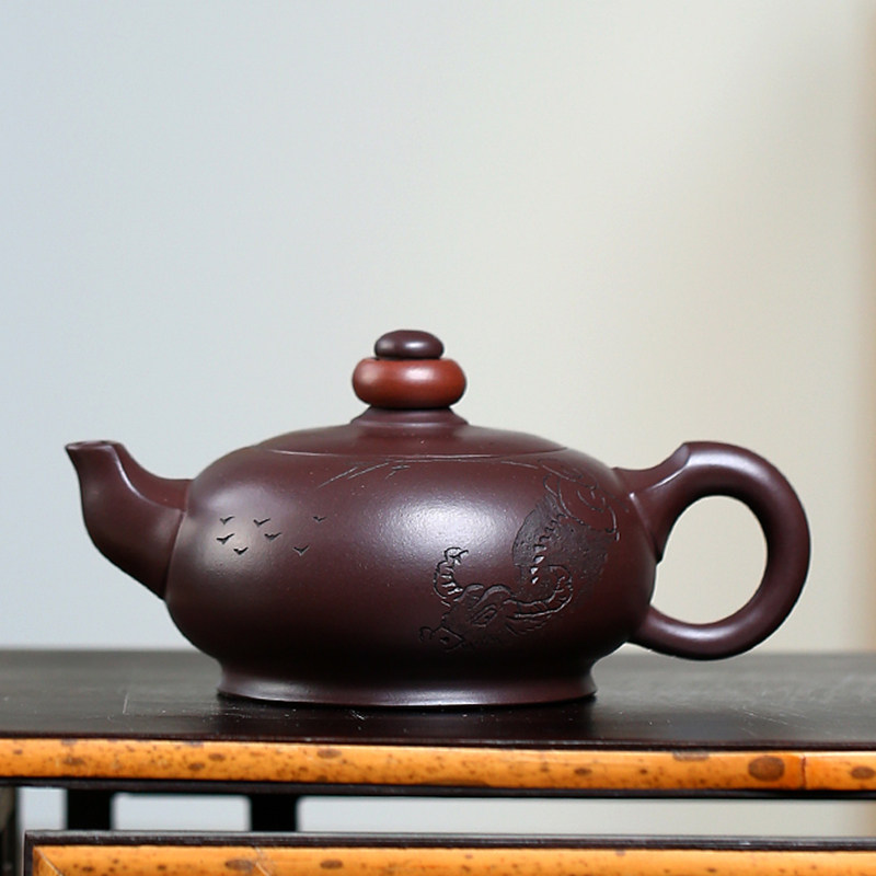 Mr. Wu, the winner of the Gold Award for the Top Ten Famous Zisha Teapots, runs the purple eggplant mud about 200cc raw ore purely by hand