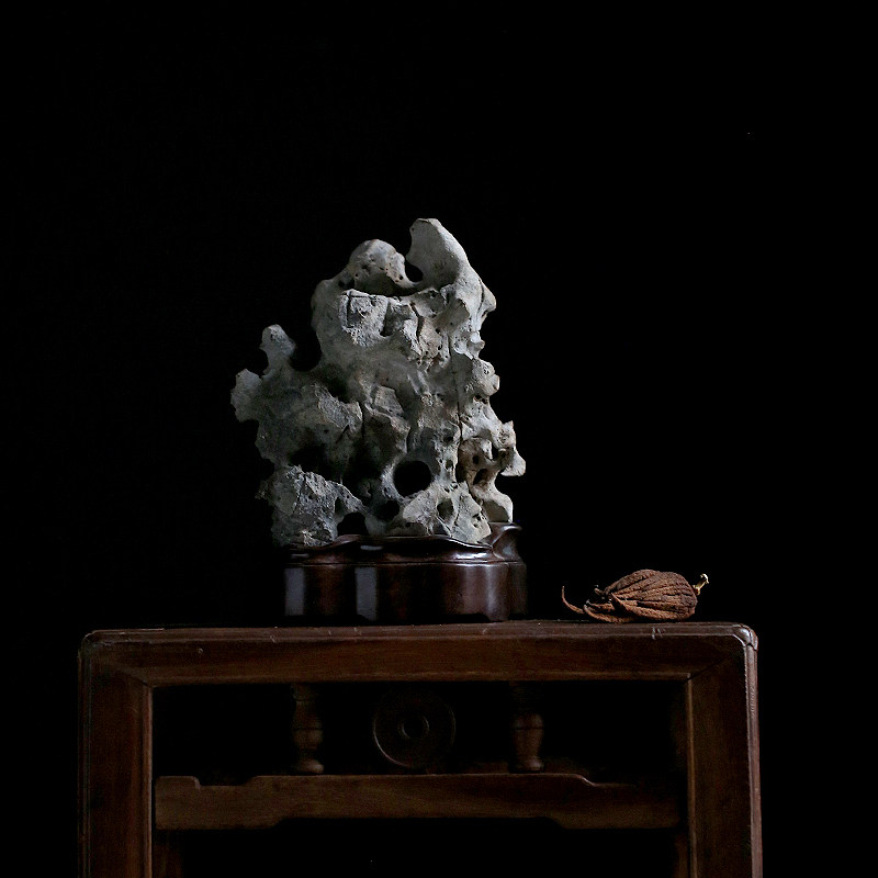 Quiet and late cage Cute clear for tea space clubhouse case head Masite natural Taihu stone connoisseurywork black sandalwood base