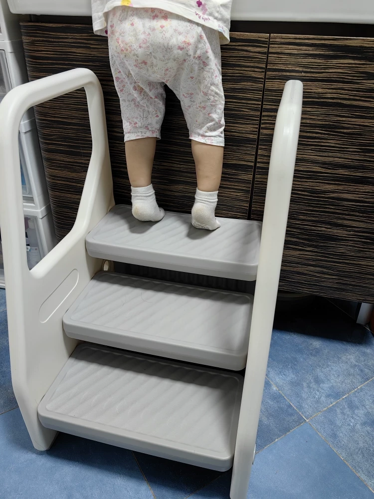 Taburete infantil con base antideslizante