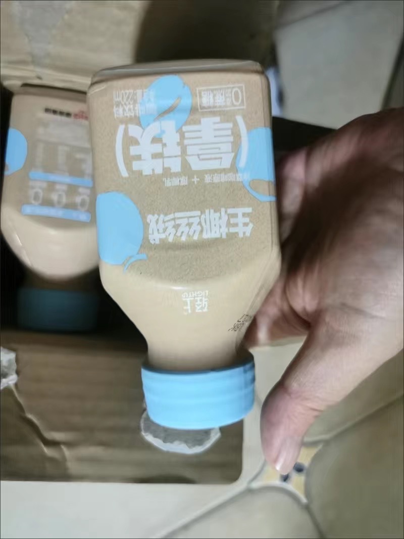 轻上罗伯克生椰丝绒拿铁220ml*6瓶评测分享