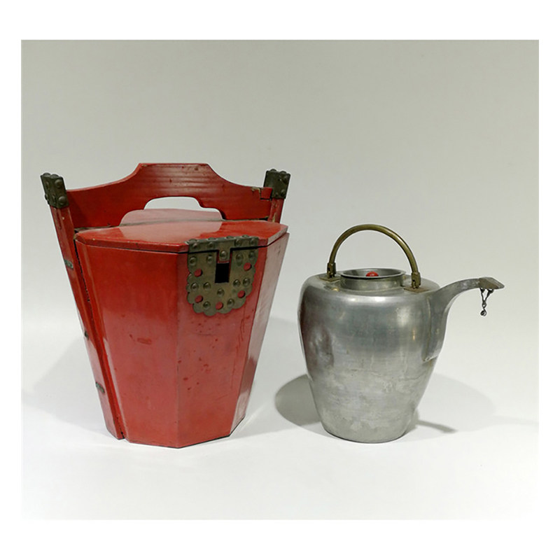 Fun Collection] Meiji period eight-sided wooden tire vermilion lacquer copper live suitcase tin old wine kettle