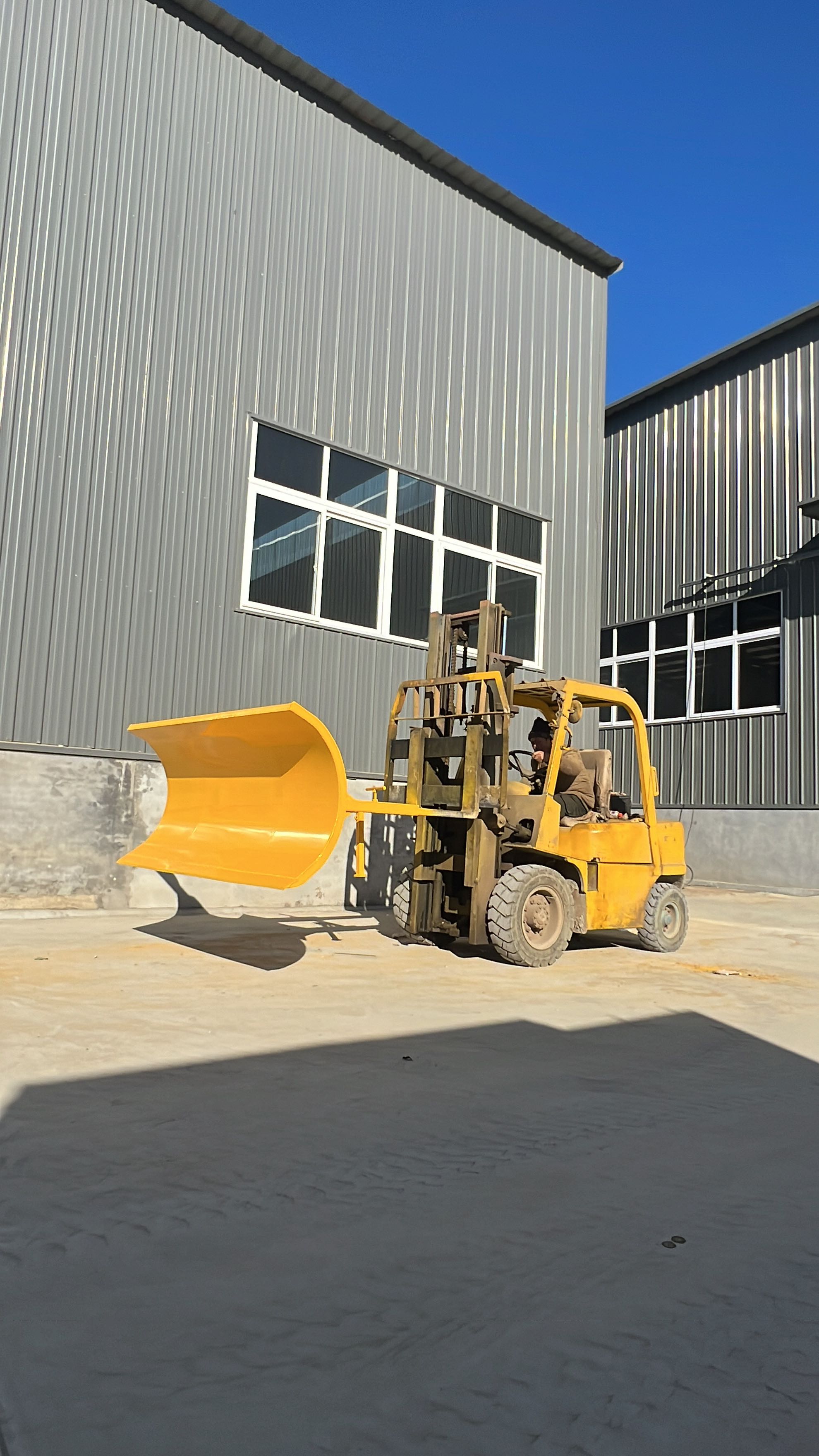 冬日变身:叉车推雪铲、简单完毕积雪!