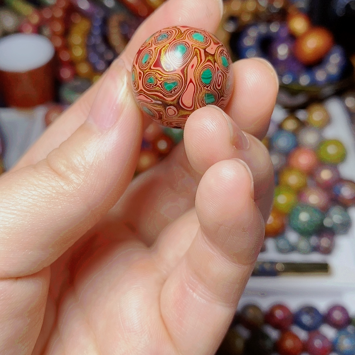 Inheritance of non-hereditary lacquer jewelry stone inlay