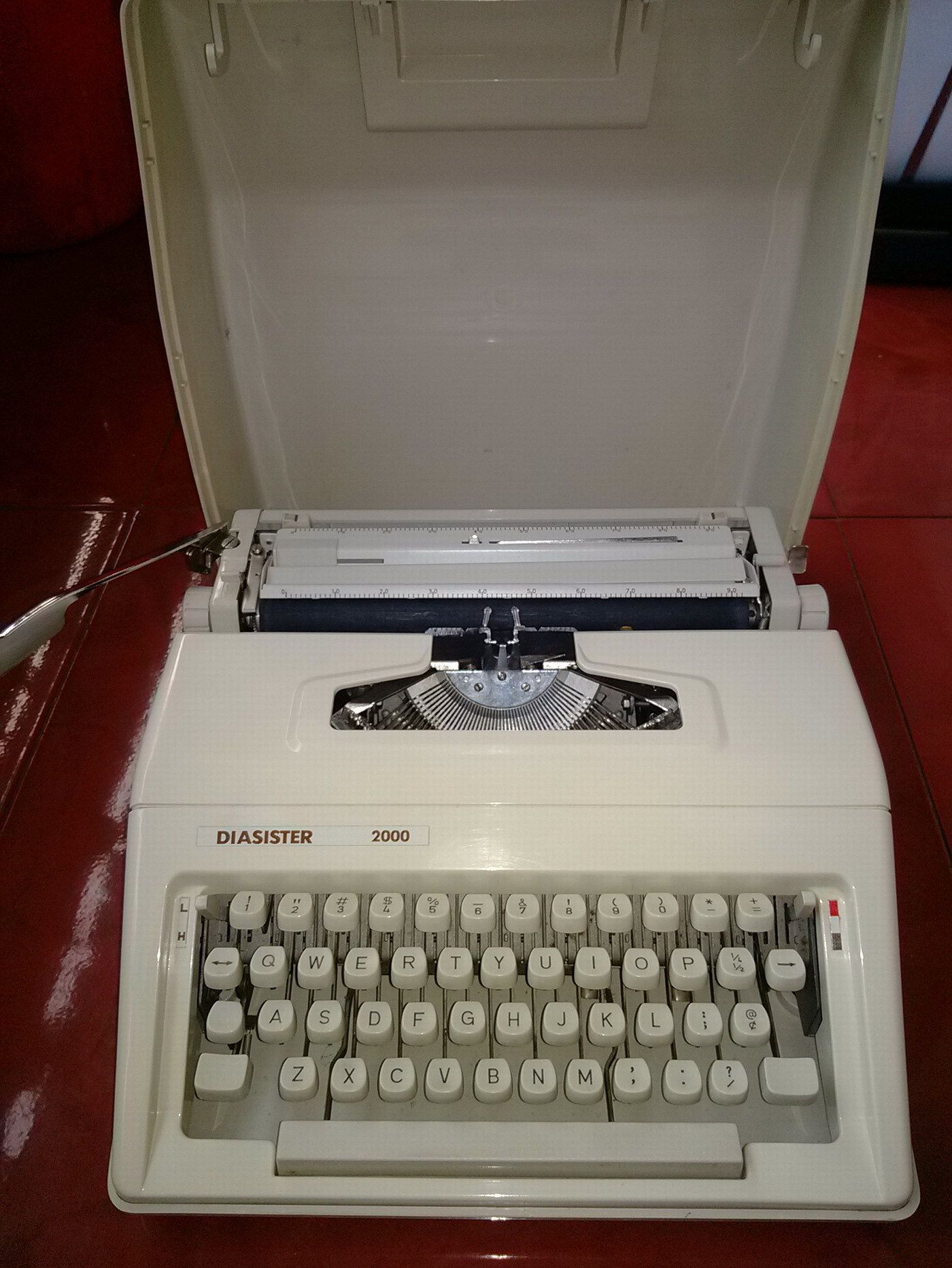 The United States imported DIASISTER 2000 English typewriter plastic texture is good, the hand feeling is better, and the new ribbon is equipped with a new ribbon