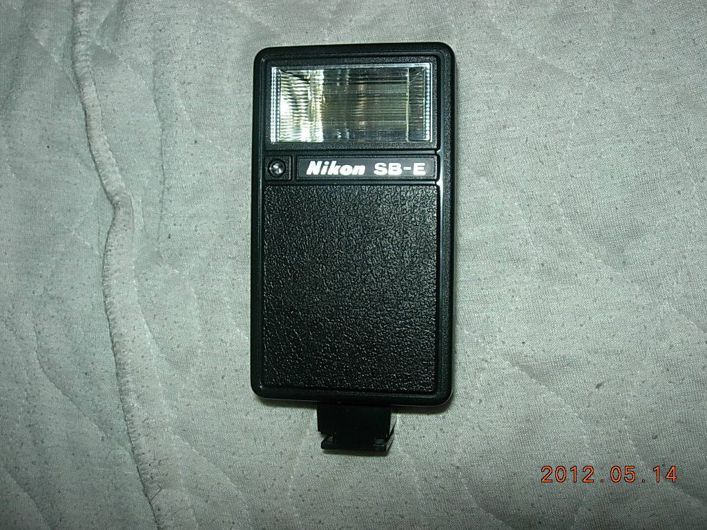 Very new Nikon SB--E flash (send original leather case)